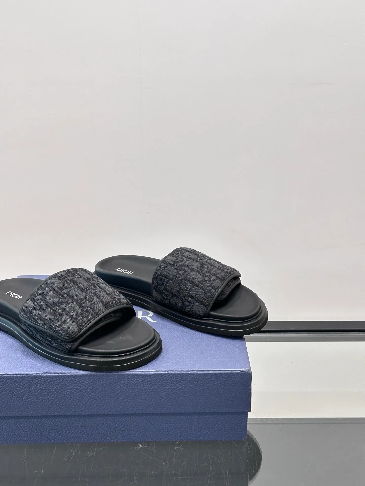 Factory price: 280💰𝐂𝐡𝐫𝐢𝐬𝐭𝐢𝐚𝐧 𝐃𝐢𝐨𝐫 Dior's latest popular sandals, classic upgraded Velcro sandals, original replicas, super durable and versatile, very comfortable on the feet, slimming and white, original cowhide leather upper, sheepskin lining Original d hardware buckle Original molded T men's shoes 💰U outsole Size: 38-44 (.45.46 customized)